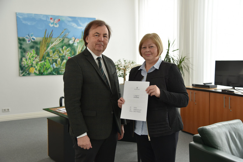 Übergabe des Tätigkeitsberichts an die Landtagspräsidentin Frau Brakebusch
